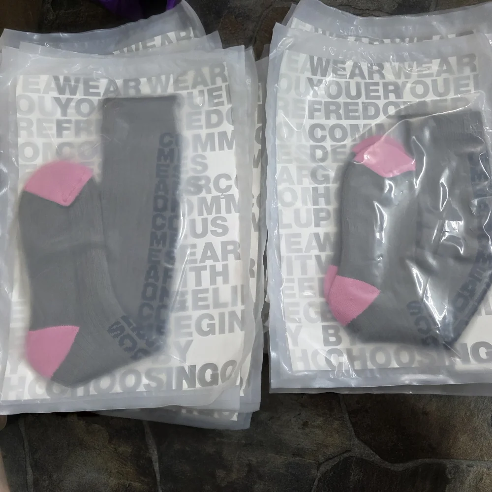 NWT Comme des Garcons Khaki Pink logo socks Sz M